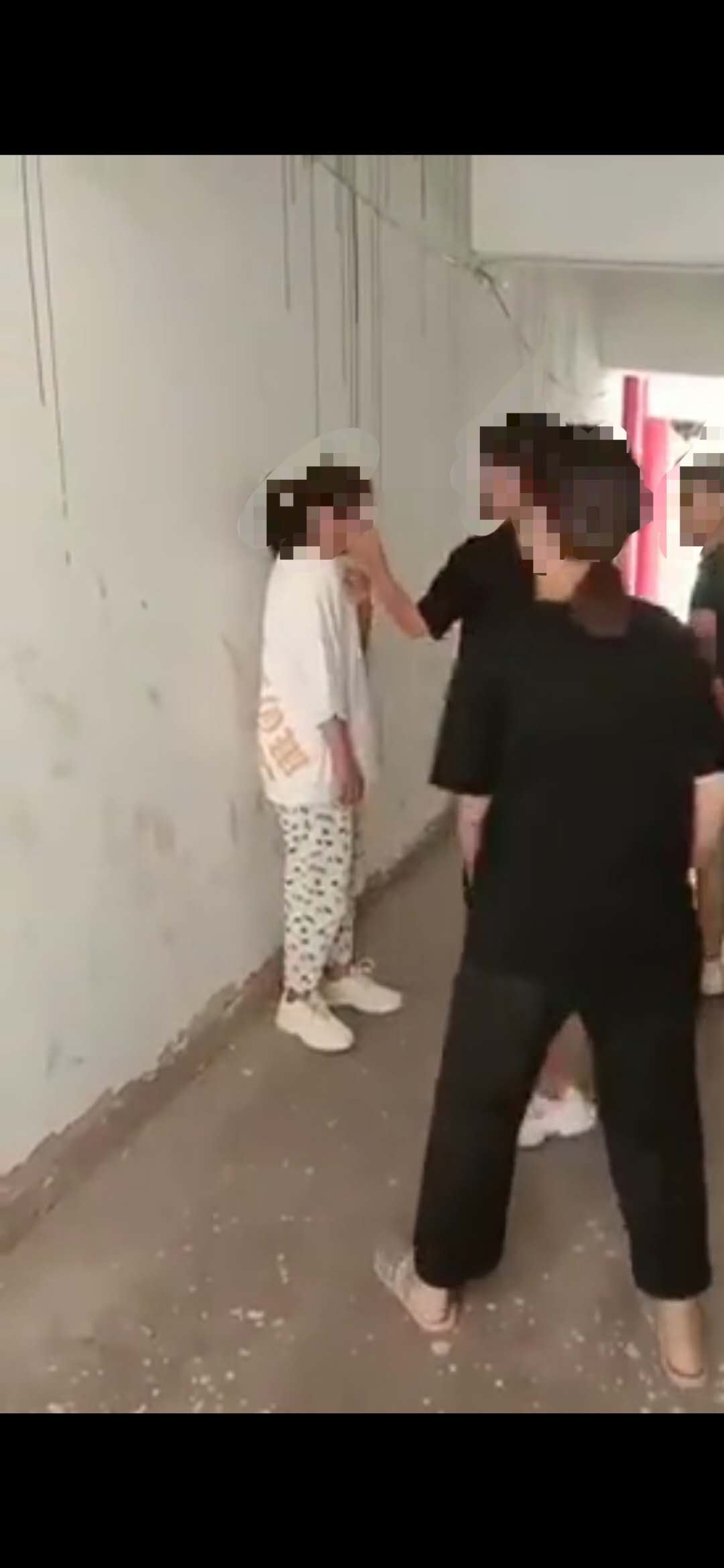 踢暴力男生女生裆部的视频_暴力女生踢男生裆_踢男生的裆