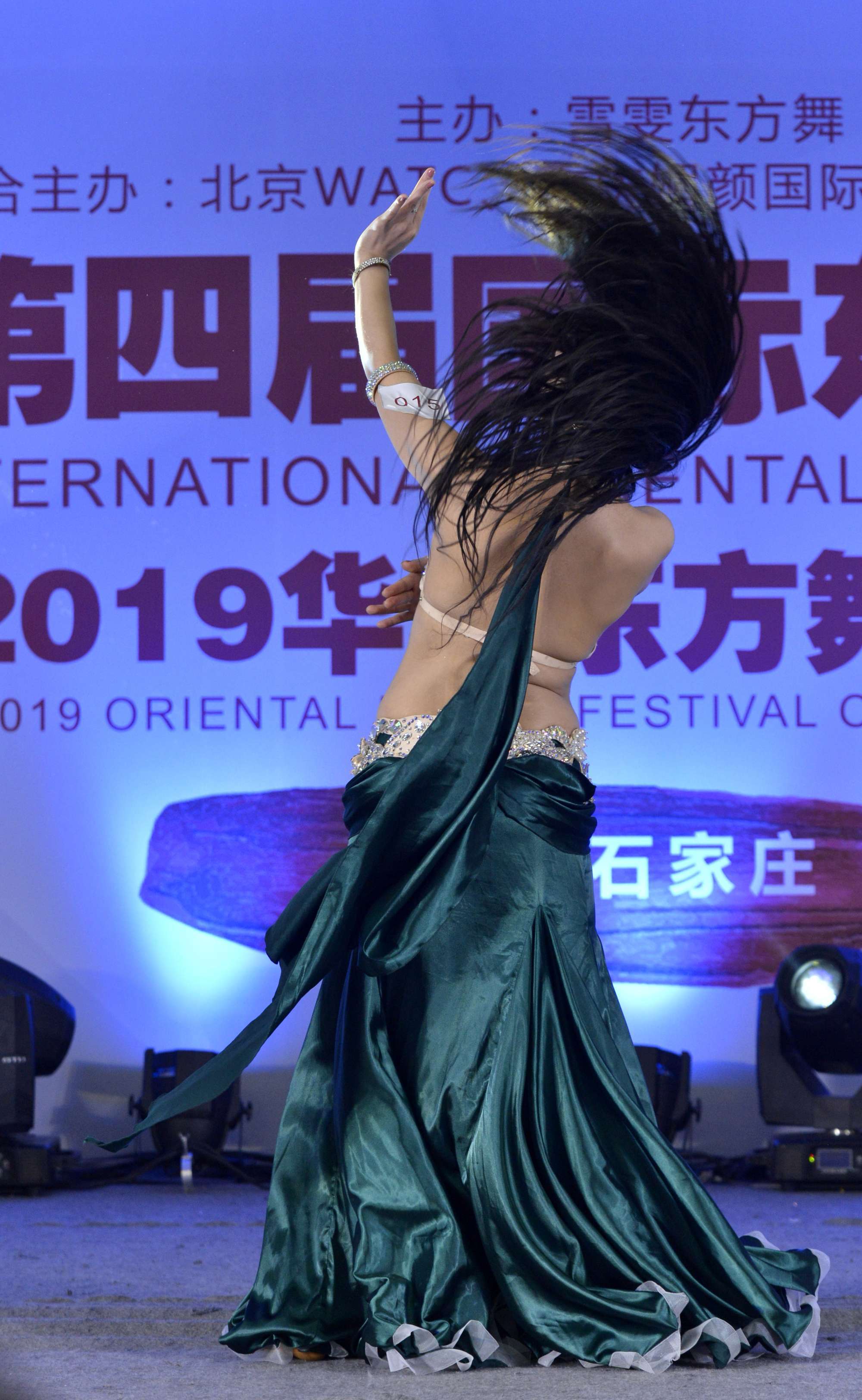 美女热舞超短裙高清_高清美女热舞短裙图片_高清美女热舞短裙视频