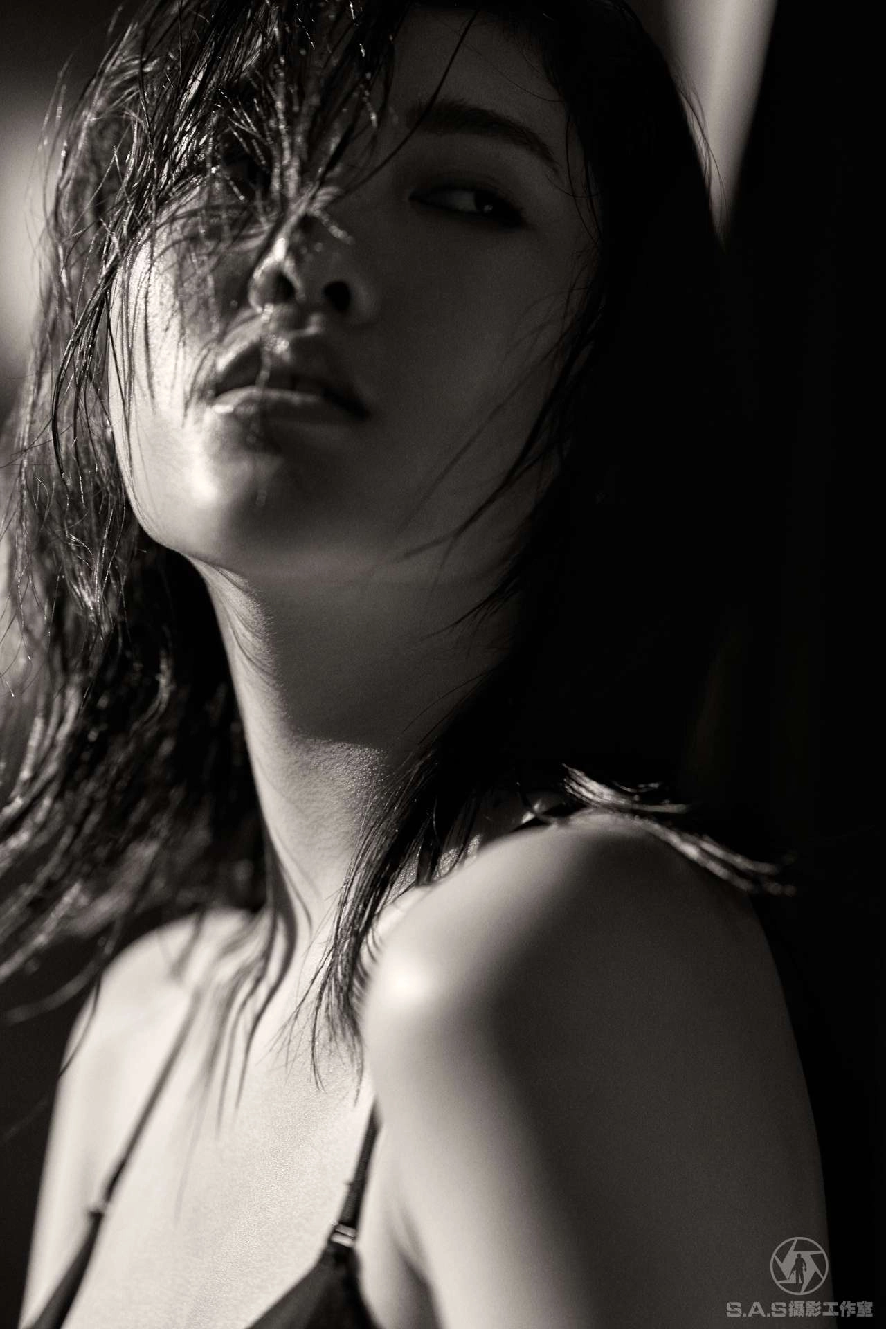 美女身体魅力尽显，裸图写真展现！