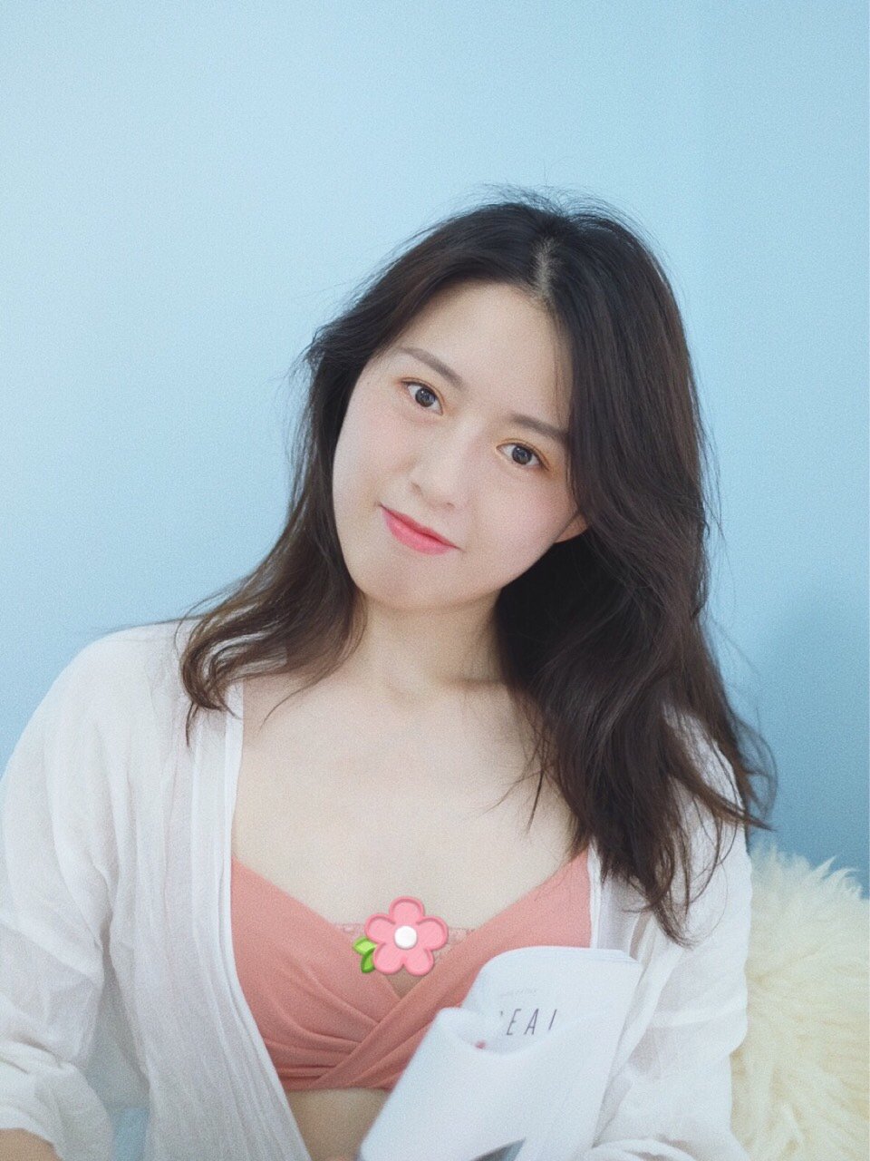 美女摘胸罩：背后的深层含义