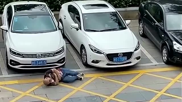 碰瓷司机男女视频_碰瓷司机有责任吗_女司机碰瓷男