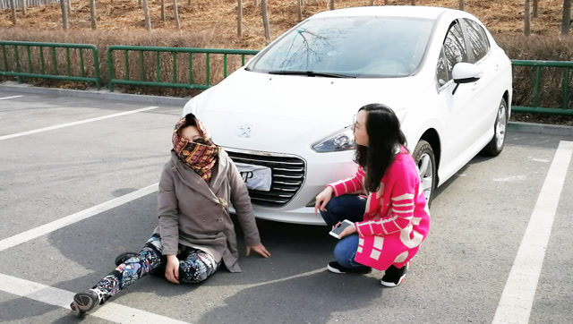 女司机碰瓷男_碰瓷司机男女视频_碰瓷司机有责任吗