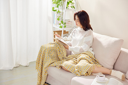 阳光午后，休闲女孩笑靥如花