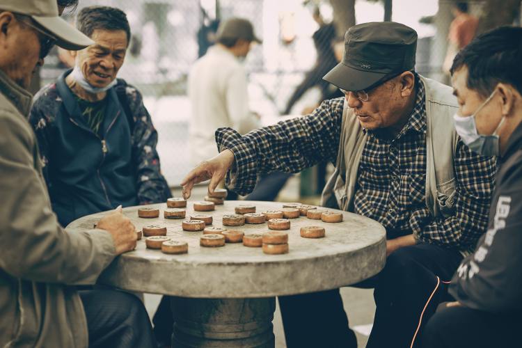 老年人玩手机游戏_六十岁老人玩手机游戏好吗_老人玩手机好游戏吗