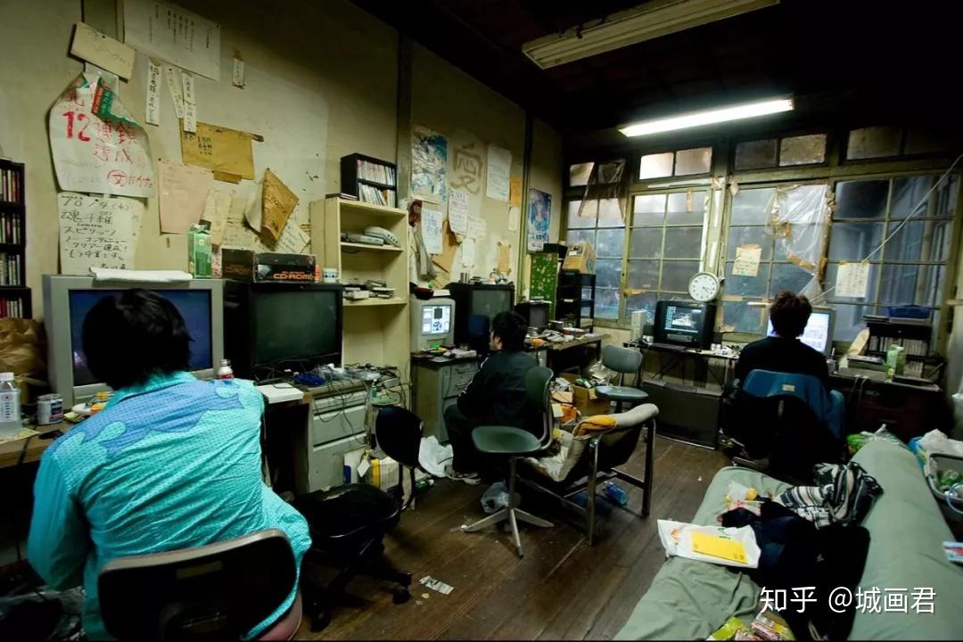 拿手机打游戏的动作描写_描写拿动作打手机游戏的句子_描写拿动作打手机游戏的段落