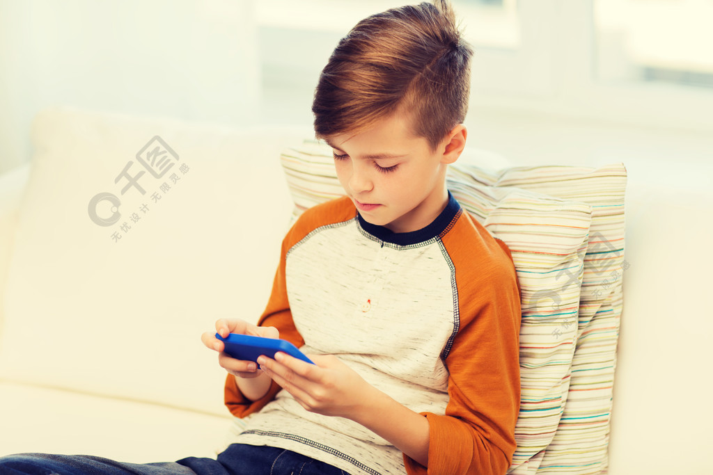 每天男孩正常玩手机游戏的危害_男孩每天玩手机游戏正常吗_男生每天玩游戏