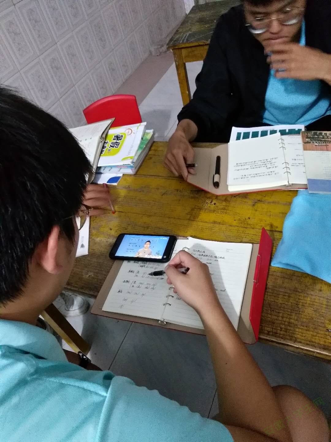 学生带老师玩游戏_学生在家里玩手机老师可以收吗_老师送学生手机在家玩游戏