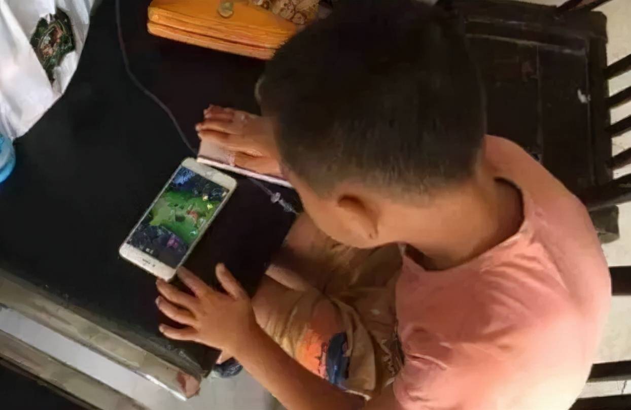 孩子玩手机总是玩游戏_玩手机游戏孩子是自闭症吗_玩手机游戏的孩子