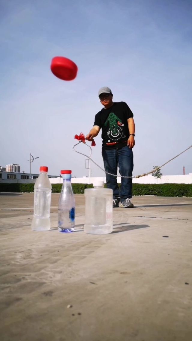 踢瓶子游戏规则_踢瓶子游戏_两个人踢瓶盖的手机游戏