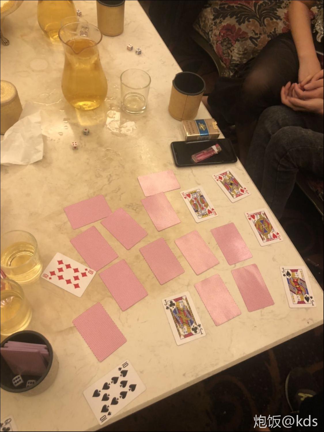 喝酒按手机游戏，乐趣倍增的秘密