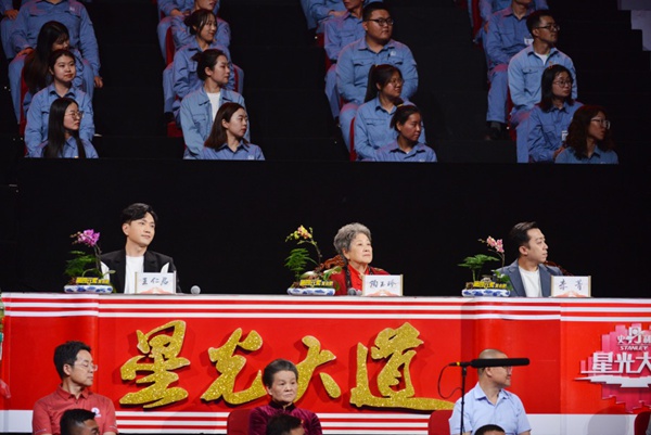 小孩练腹肌最好的方法_小孩练芭蕾哭视频_两个小孩练手机游戏的电影