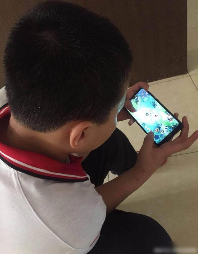 类似上学的手机游戏有哪些-重温学生时代的乐趣：探索手机上的校园生活模拟游戏