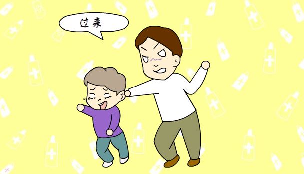 男孩偷玩手机_熊孩子偷买手机玩游戏_男孩沉迷游戏偷买手机被打